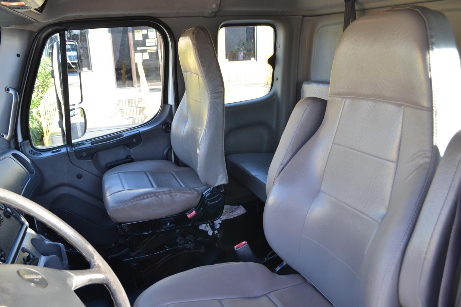2017 WHITE /BLACK FREIGHTLINER M2-106 with an CUMMINS ISB 6.7L 260HP engine, ALLISON 2500RDS AUTOMATIC transmission, located at 9172 North Fwy, Houston, TX, 77037, (713) 910-6868, 29.887470, -95.411903 - 26,000LB GVWR NON CDL , MORGAN 26FT BOX, 13FT CLEARANCE, HEIGHT 103" X WIDTH 102", AIR RIDE, EXTENDED CAB BENCH SEAT, 80 GALLON FUEL TANK, POWER WINDOWS, LOCKS, & MIRRORS, COLD A/C, MAXON 3,000LB CAPACITY ALUMINUM LIFT GATE - Photo#9